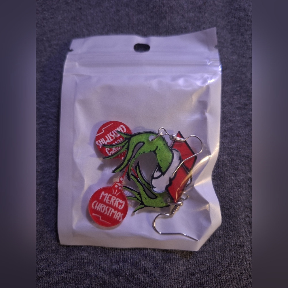 The Grinch, Earrings
